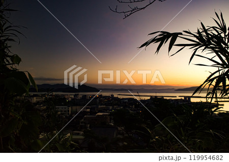 ＜五島市＞夜明けの五島市街 119954682