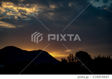 ＜長崎県五島市さんさん富江キャンプ村＞夜明け 119954687