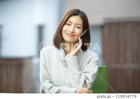 セーターを着た40代女性のビューティー セーターを着た40代女性のビューティー 119954779