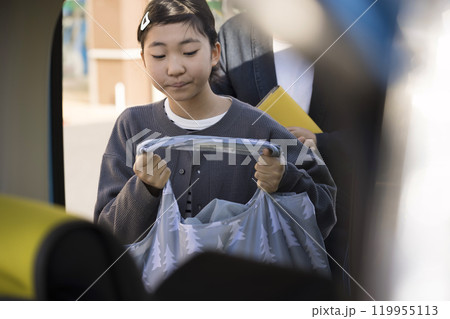 買物お手伝いイメージ 車の後部座席に荷物を入れる子供 買物お手伝いイメージ 車の後部座席に荷物を入れる子供 119955113