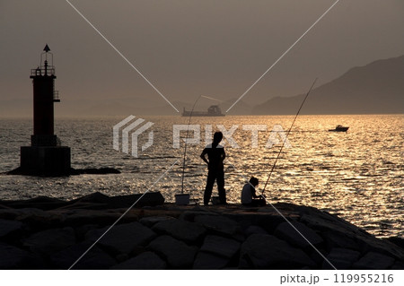 今治の西浦海岸の灯標と釣り人 119955216
