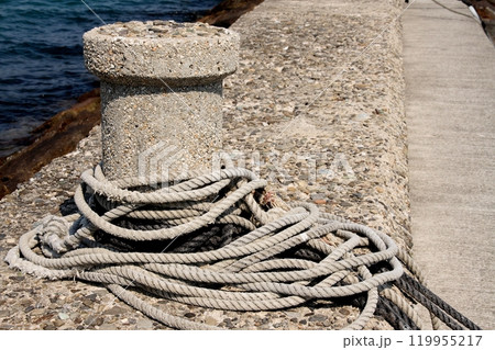 今治湊の小さな漁港の波止の係留ロープ 119955217