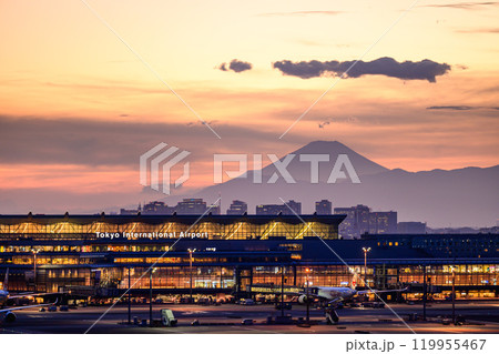 夕景の羽田空港第1ターミナルから望むシルエットの富士山と待機中の旅客機 119955467