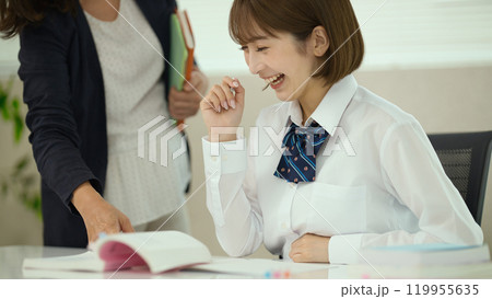 勉強を教わる女子高生と先生 勉強を教わる女子高生と先生 119955635