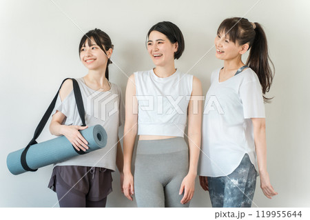 スポーツジムでヨガウェアを着てトレーニングする女性達（ヨガ・ホットヨガ・エクササイズ） 119955644