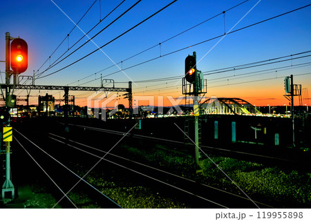 小田急線　和泉多摩川駅ホームから多摩川方面の夕景 119955898