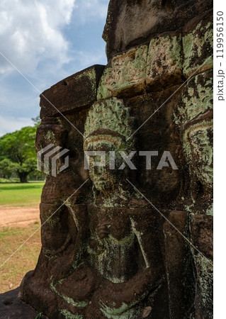 アンコール王朝の石像やレリーフ　アンコール・トム 119956150