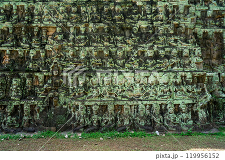 苔に覆われたレリーフの壁 アンコール・トム アンコール・トム 苔に覆われたレリーフの壁 アンコール・トム アンコール・トム 119956152