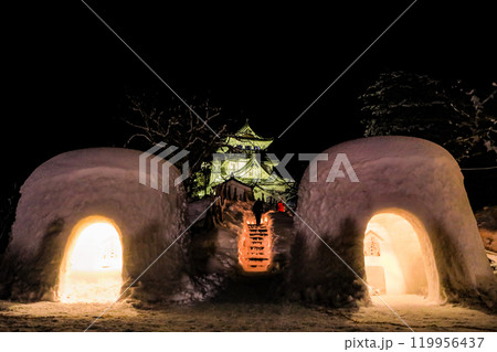 秋田県横手市のかまくら祭り　小正月行事 119956437