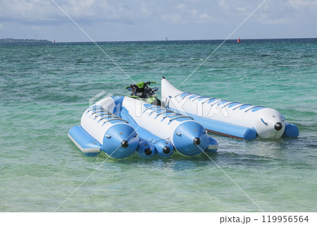 ビーチアクティビティの一つであるバナナボート 119956564