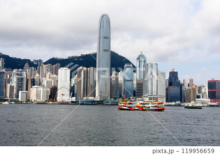 ホンコンのビクトリア湾を航行するスターフェリー 119956659