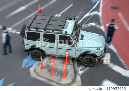 自損事故を起こした車の撤去作業 119957466