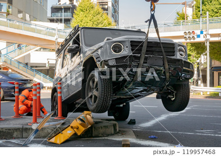 自損事故を起こした車の撤去作業 自損事故を起こした車の撤去作業 119957468
