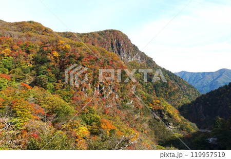 日光いろは坂より望む屛風岩　紅葉の風景 119957519