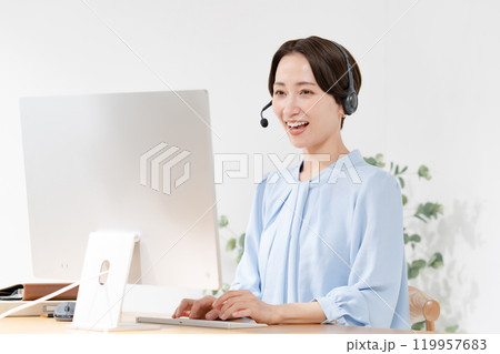 リモート会議をする女性 119957683