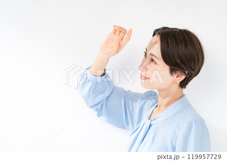 紫外線を気にする女性 119957729