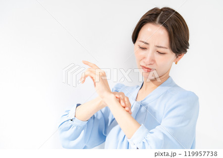 紫外線を気にする女性 紫外線を気にする女性 119957738