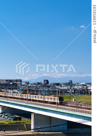富士山と多摩川橋梁を行く東急東横線と目黒線の風景 富士山と多摩川橋梁を行く東急東横線と目黒線の風景 119958193