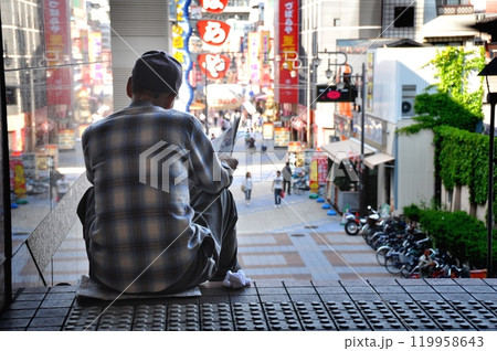 座って新聞を読むシニア男性 座って新聞を読むシニア男性 119958643