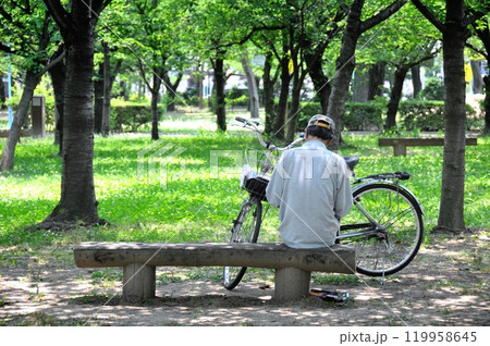 公園で休憩しているシニアの男性 119958645
