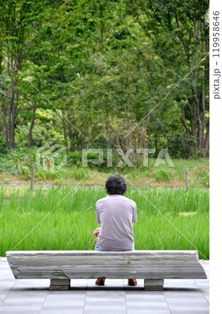 ベンチで休憩する男性 119958646