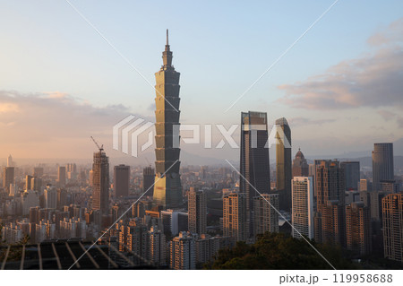 像山から眺める夕方の台湾の街並みと高層ビル101 119958688