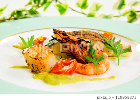 フレンチ料理 海老と帆立と魚のグリルサフランソース フレンチ料理 海老と帆立と魚のグリルサフランソース 119958873