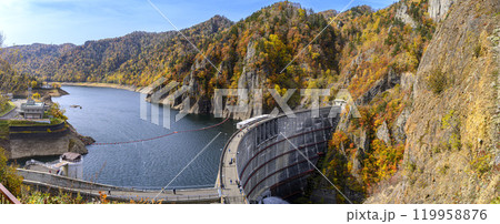 北海道 定山渓 豊平峡ダムの紅葉（展望デッキからの眺め） 119958876