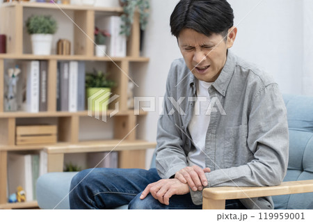 体調不良のミドル男性　胸痛　 119959001