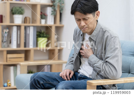 体調不良のミドル男性　胸痛　 119959003