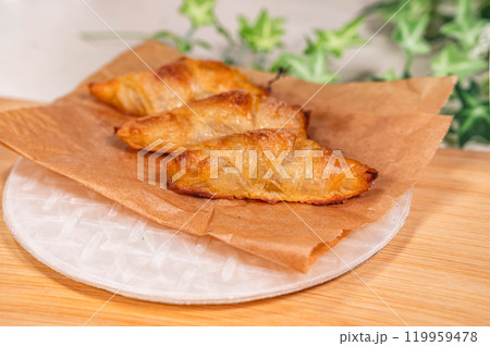 焼き上がったライスペーパークロワッサン 焼き上がったライスペーパークロワッサン 119959478