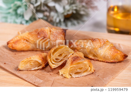 焼き上がったライスペーパークロワッサン 焼き上がったライスペーパークロワッサン 119959479