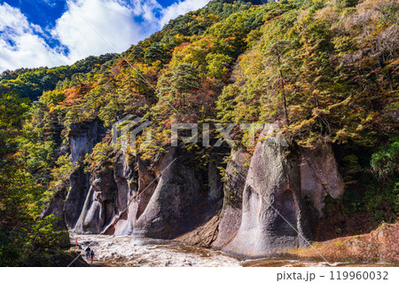 【群馬県】紅葉期の吹割の滝 【群馬県】紅葉期の吹割の滝 119960032