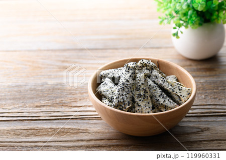 ドラゴンフルーツ　（ ドラゴンフルーツのドライフルーツ ）　ホワイトドラゴンフルーツ 古板背景 119960331