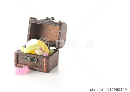宝箱に入ったゼリービーンズを白背景で撮影 119960349
