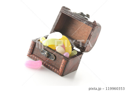 宝箱に入ったゼリービーンズを白背景で撮影 119960353