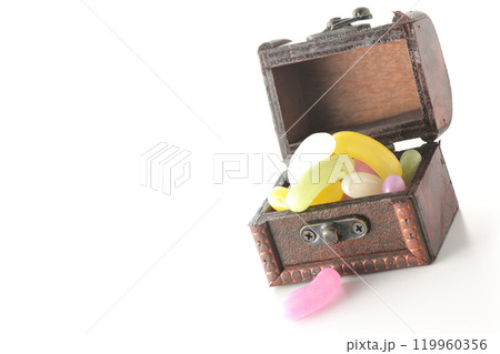 宝箱に入ったゼリービーンズを白背景で撮影 119960356