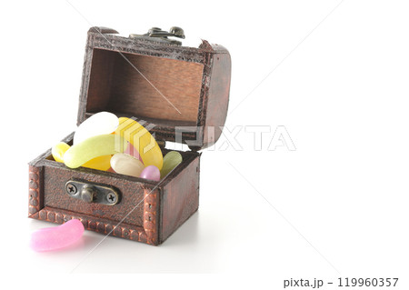 宝箱に入ったゼリービーンズを白背景で撮影 119960357