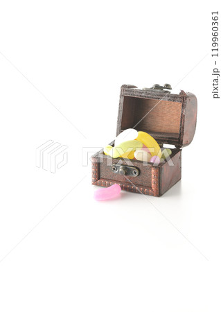 宝箱に入ったゼリービーンズを白背景で撮影 119960361