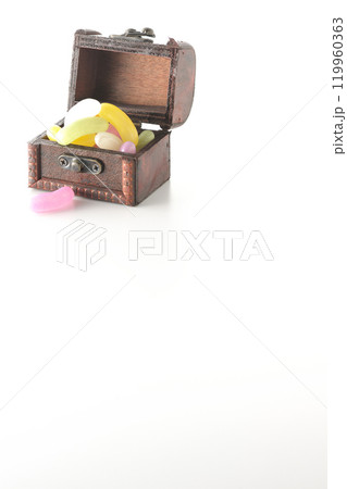 宝箱に入ったゼリービーンズを白背景で撮影 119960363