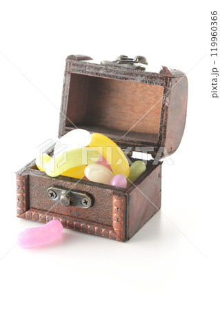 宝箱に入ったゼリービーンズを白背景で撮影 119960366