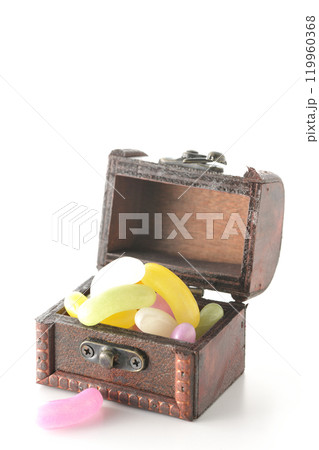 宝箱に入ったゼリービーンズを白背景で撮影 119960368