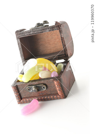 宝箱に入ったゼリービーンズを白背景で撮影 119960370