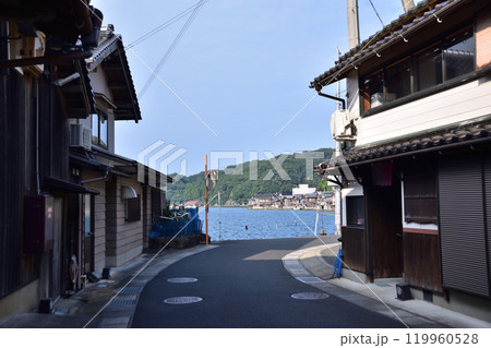 京都伊根町・亀島の町並みと船屋風景 京都伊根町・亀島の町並みと船屋風景 119960528