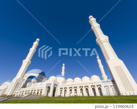 カザフスタン・アスタナの青空に映えるグランドモスク / Astana, Kazakhstan 119960628