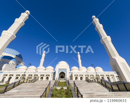 カザフスタン・アスタナの青空に映えるグランドモスク / Astana, Kazakhstan カザフスタン・アスタナの青空に映えるグランドモスク / Astana, Kazakhstan 119960631