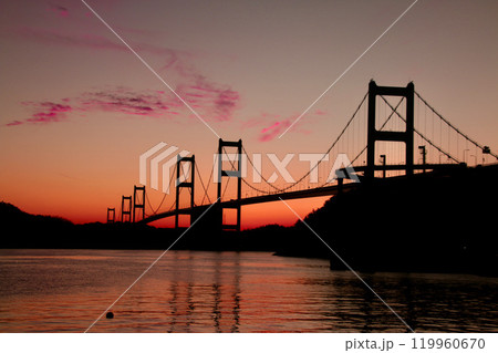 しまなみ海道・来島海峡第一大橋・夕暮れ(愛媛県・今治市) しまなみ海道・来島海峡第一大橋・夕暮れ(愛媛県・今治市) 119960670