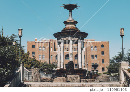 愛知県名古屋市にある鶴舞公園のレトロな噴水塔と名古屋公会堂 愛知県名古屋市にある鶴舞公園のレトロな噴水塔と名古屋公会堂 119961108