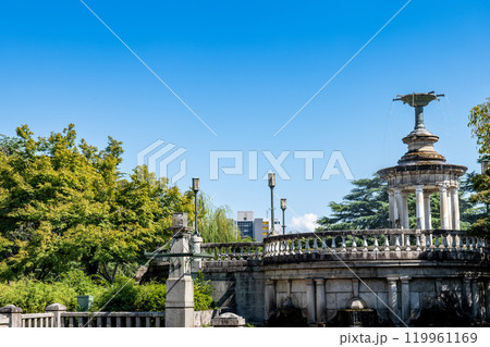 愛知県の名古屋市にある鶴舞公園のレトロな噴水塔 愛知県の名古屋市にある鶴舞公園のレトロな噴水塔 119961169