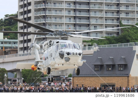 離陸するSH-60Jヘリコプター 対潜哨戒ヘリコプター 離陸するSH-60Jヘリコプター 対潜哨戒ヘリコプター 119961686